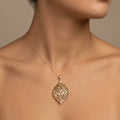 Pendentif goutte beldi ajourée en or jaune 18k - bijou porté par une mannequin