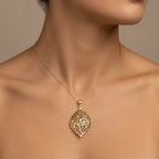 Pendentif goutte beldi ajourée en or jaune 18k - bijou porté par une mannequin