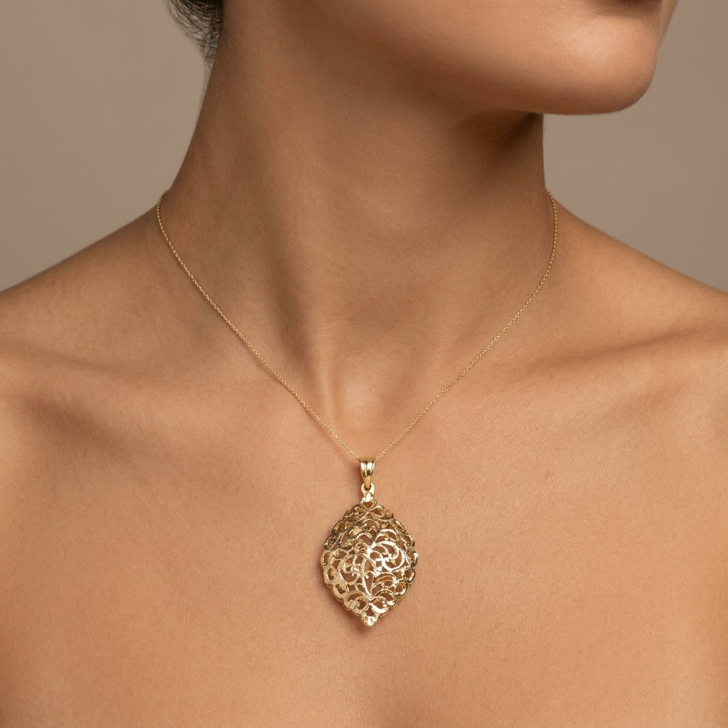 Pendentif goutte beldi ajourée en or jaune 18k - bijou porté par une mannequin