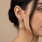 Boucles d'oreilles pendantes gouttes beldi ajourées en or jaune 18k - bijou porté par une mannequin