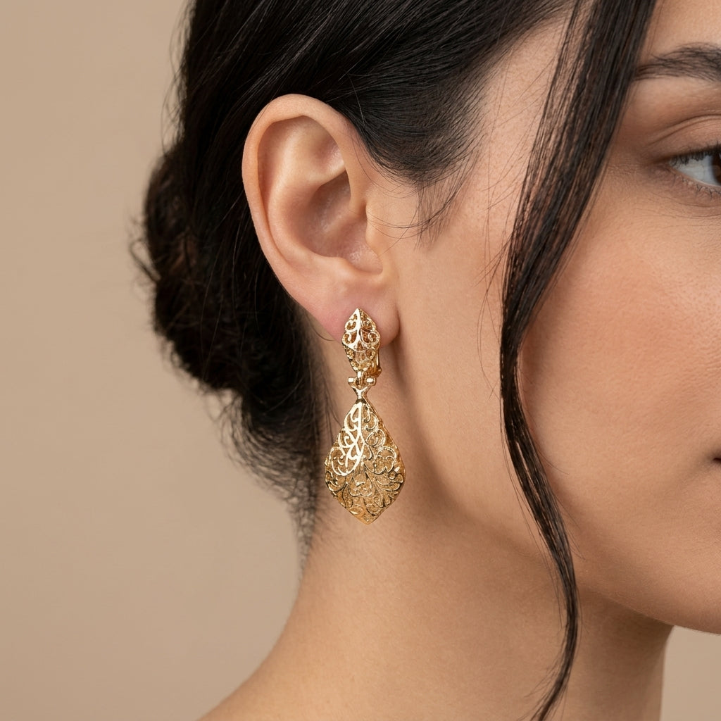 Boucles d'oreilles pendantes gouttes beldi ajourées en or jaune 18k - bijou porté par une mannequin