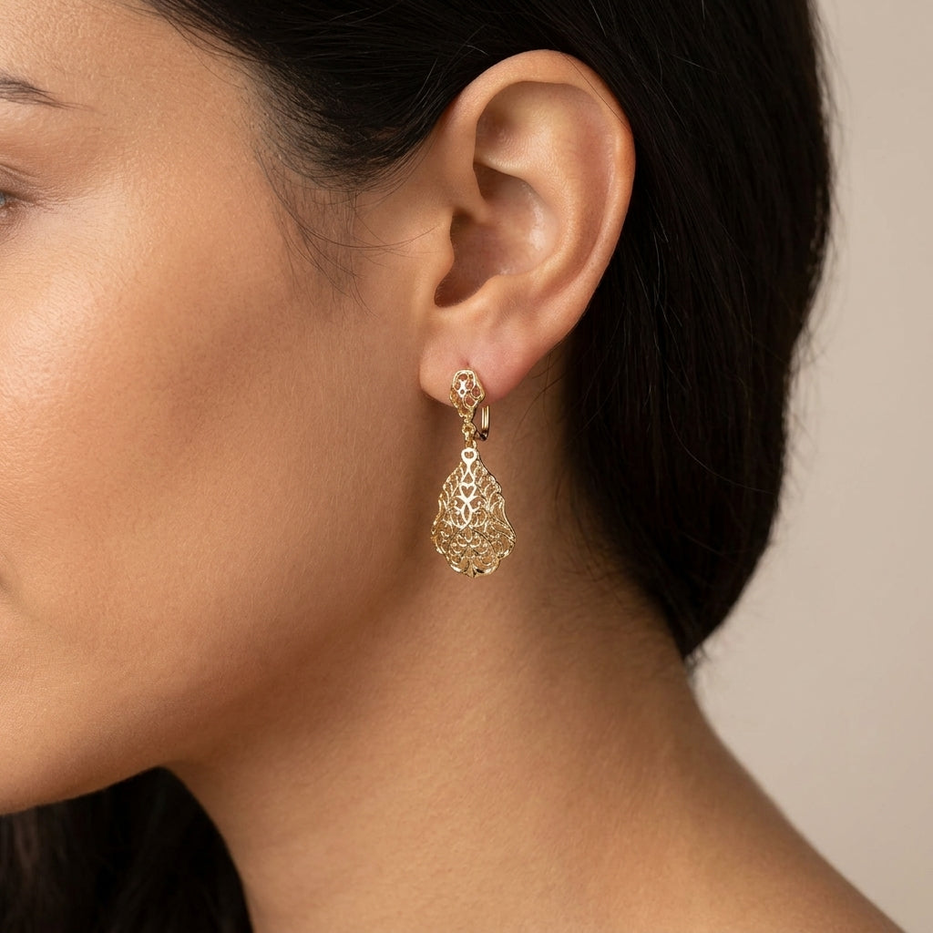 Boucles d'oreilles pendantes gouttes beldi ajourées en or jaune 18k - bijou porté par une mannequin