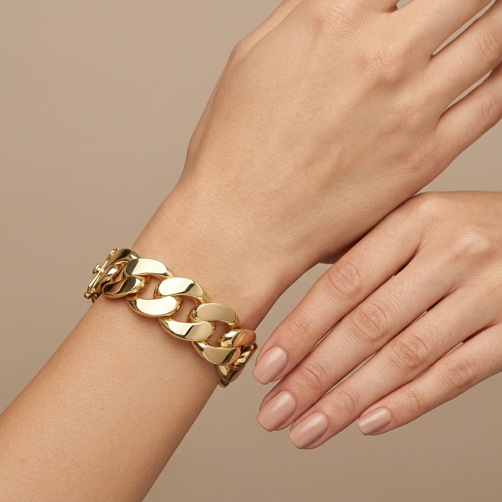 Bracelet jonc maille cubaine large en or jaune 18k - bijou porté par une mannequin