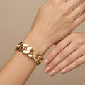Bracelet jonc maille cubaine large en or jaune 18k - bijou porté par une mannequin