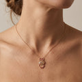 Collier en or rose 18k pendentif lapin serti, émail rouge - bijou porté par une mannequin