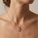 Collier en or rose 18k pendentif lapin serti, émail rouge - bijou porté par une mannequin
