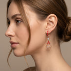 Boucles d'oreilles pendantes lapins en or rose 18k sertis, émail rouge - bijou porté par une mannequin