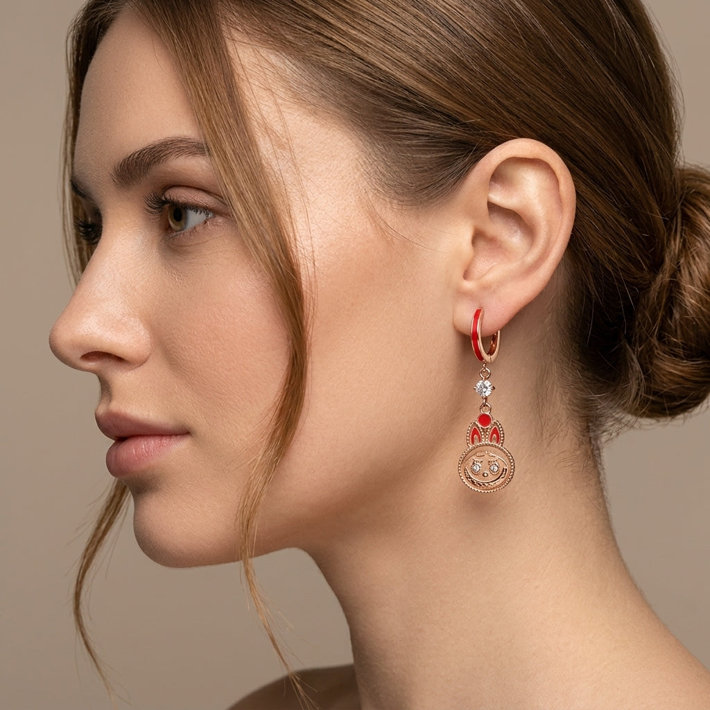 Boucles d'oreilles pendantes lapins en or rose 18k sertis, émail rouge - bijou porté par une mannequin