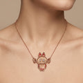 Pendentif lapin en or rose 18k serti, émail rouge - bijou porté par une mannequin