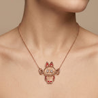 Pendentif lapin en or rose 18k serti, émail rouge - bijou porté par une mannequin