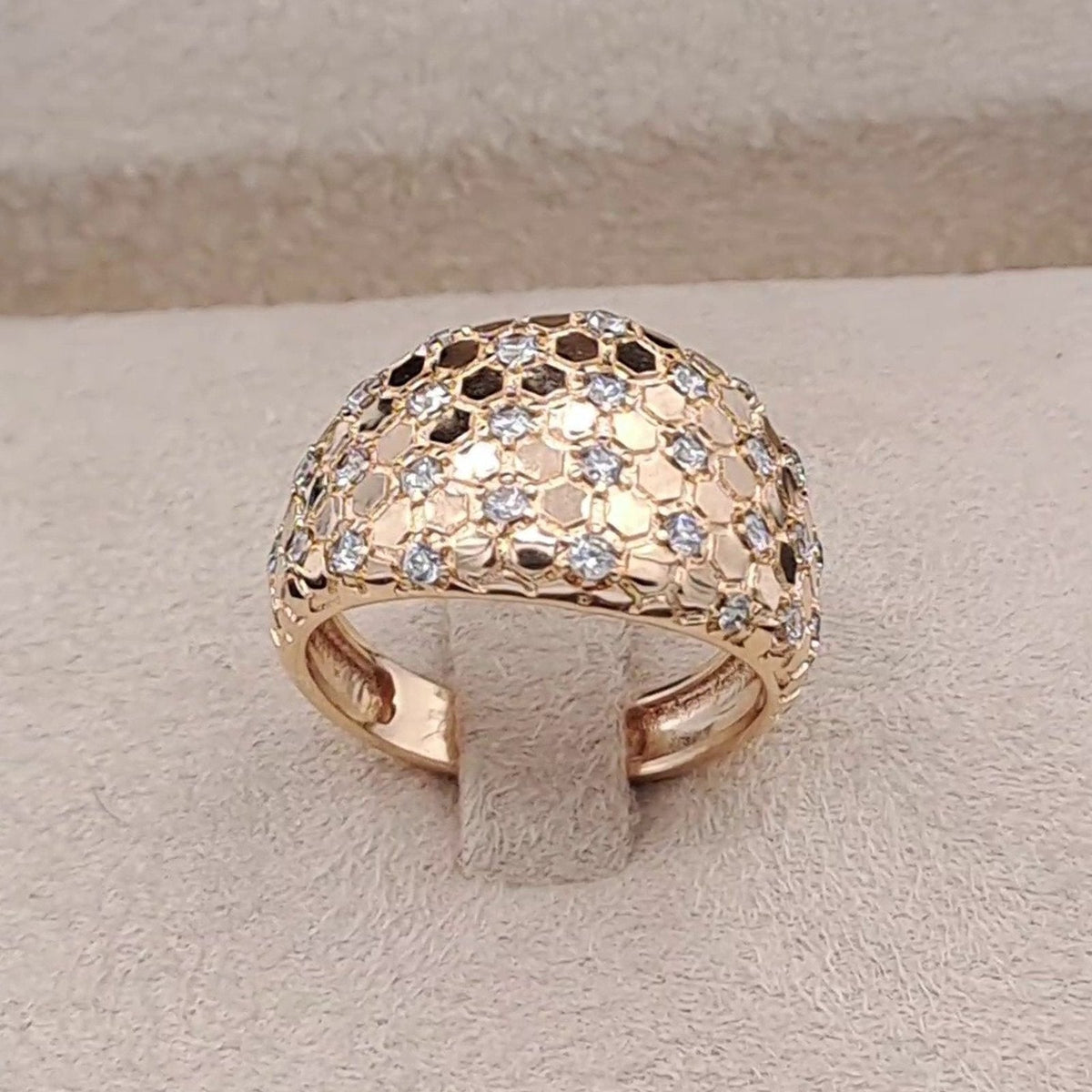 Bague Dôme Or Rose - Pavée de Pierres, Motif Ajouré – or 18 carats | Tariki