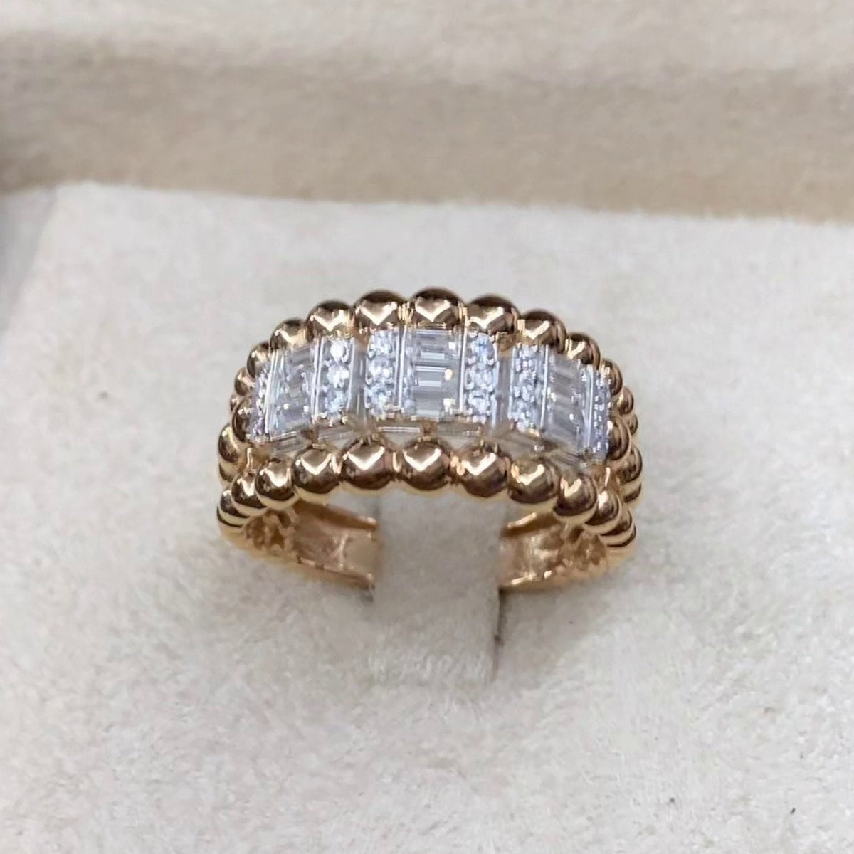 Bague Large Or Rose - Pavée de Pierres Baguettes, Bordure Boules – or 18 carats | Tariki