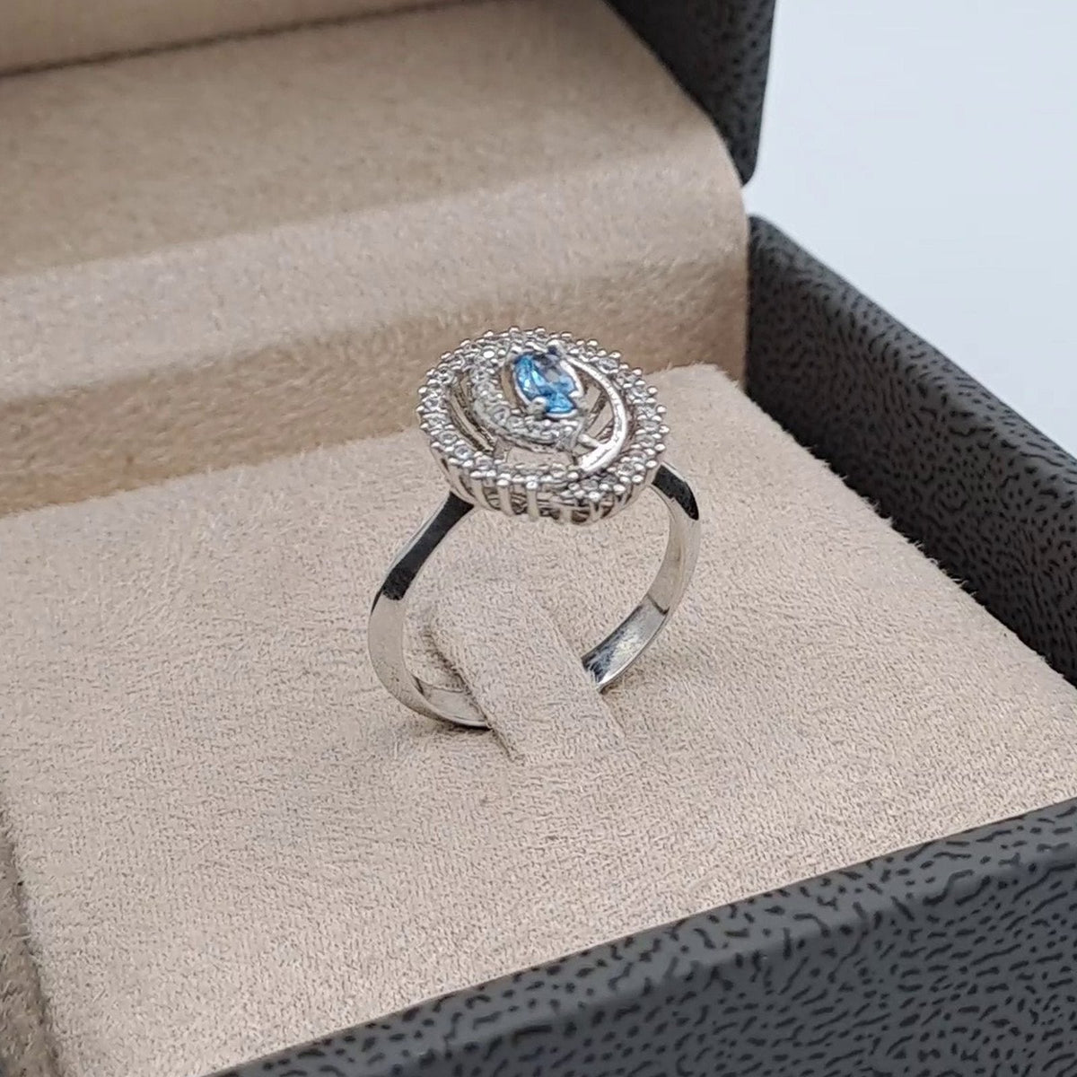 Bague Or Blanc - Pierre Bleue Halo Sertie – or 18 carats | Tariki