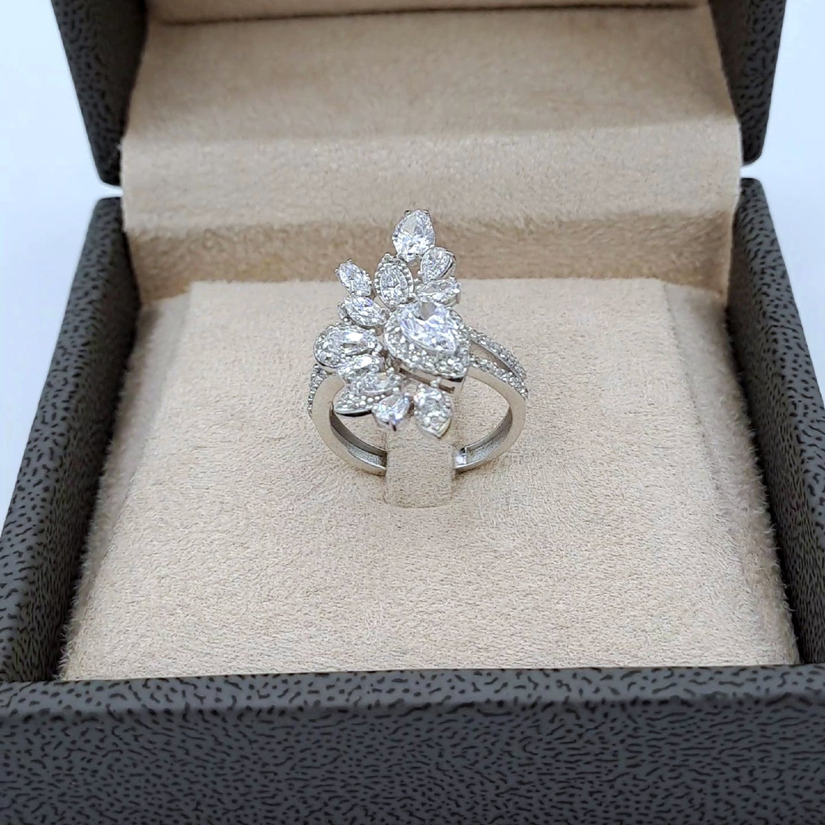 Bague Or Blanc - Pierres Marquises Serties, Motif Feuille – or 18 carats | Tariki
