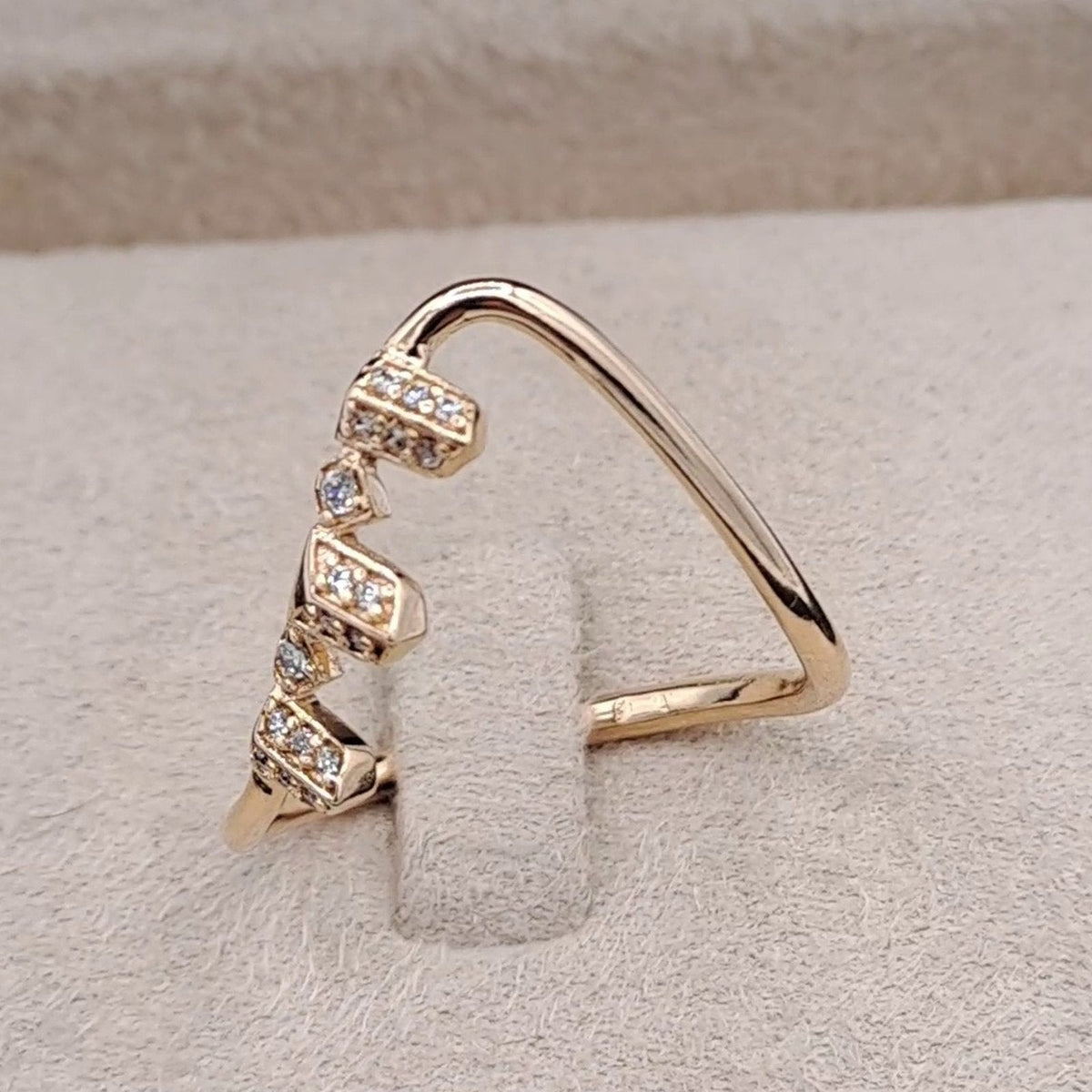 Bague Or Rose - Motif V Serti de Pierres – or 18 carats | Tariki