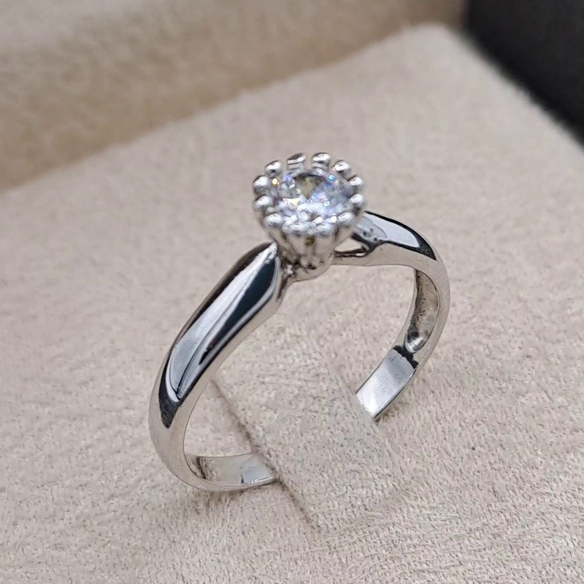 Bague Solitaire Classique Or Blanc – or 18 carats | Tariki