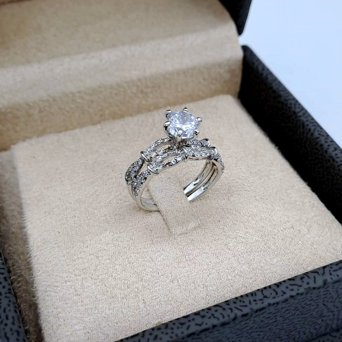 Bague Solitaire Or Blanc - Anneau Croisé Serti de Pierres – or 18 carats | Tariki