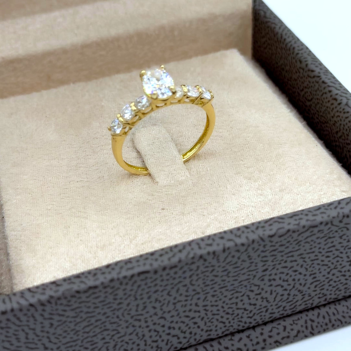 Bague Solitaire Or Jaune - Épaulée de Pierres – or 18 carats | Tariki