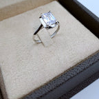 Bague Solitaire Pierre Rectangulaire Or Blanc – or 18 carats | Tariki