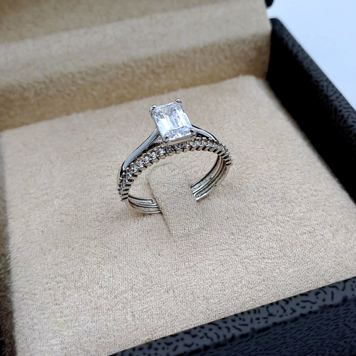 Bague Solitaire Pierre Rectangulaire Or Blanc - Double Anneau Serti – or 18 carats | Tariki