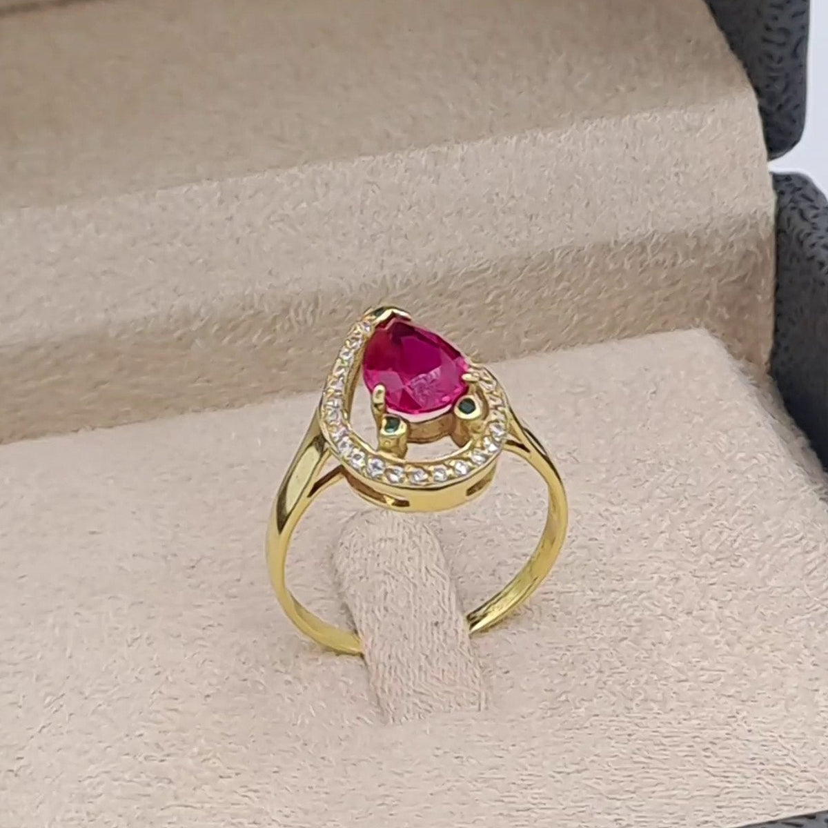 Bague Solitaire Pierre Rouge Or Jaune - Épaulée de Pierres – or 18 carats | Tariki