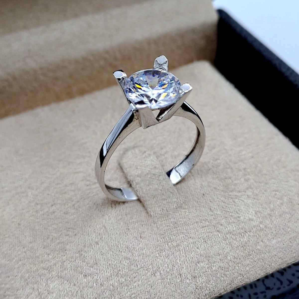Bague Solitaire Quatre Griffes Or Blanc - Grande Pierre – or 18 carats | Tariki