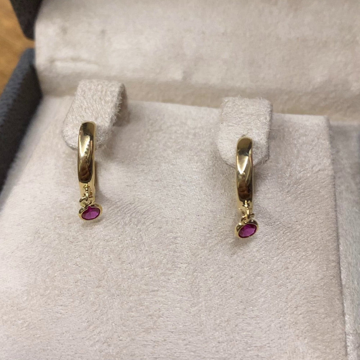 Boucles d'Oreilles Mini Créoles Or Jaune - Pampilles Pierres Rouges – or 18 carats | Tariki