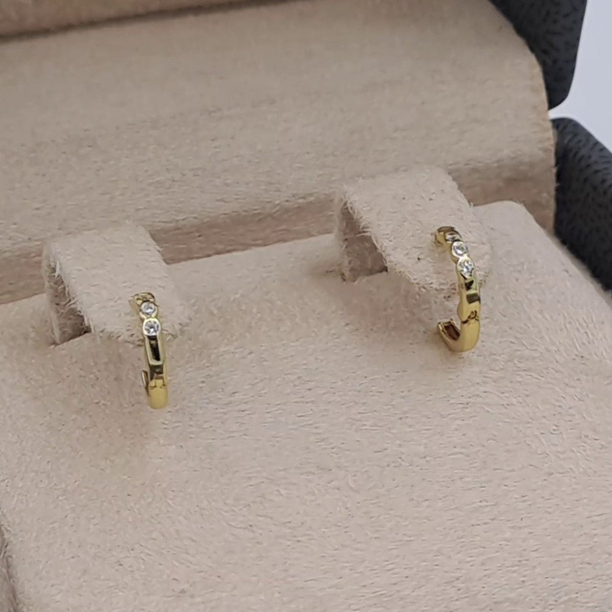 Boucles d'Oreilles Mini Créoles Or Jaune - Serties de Pierres – or 18 carats | Tariki