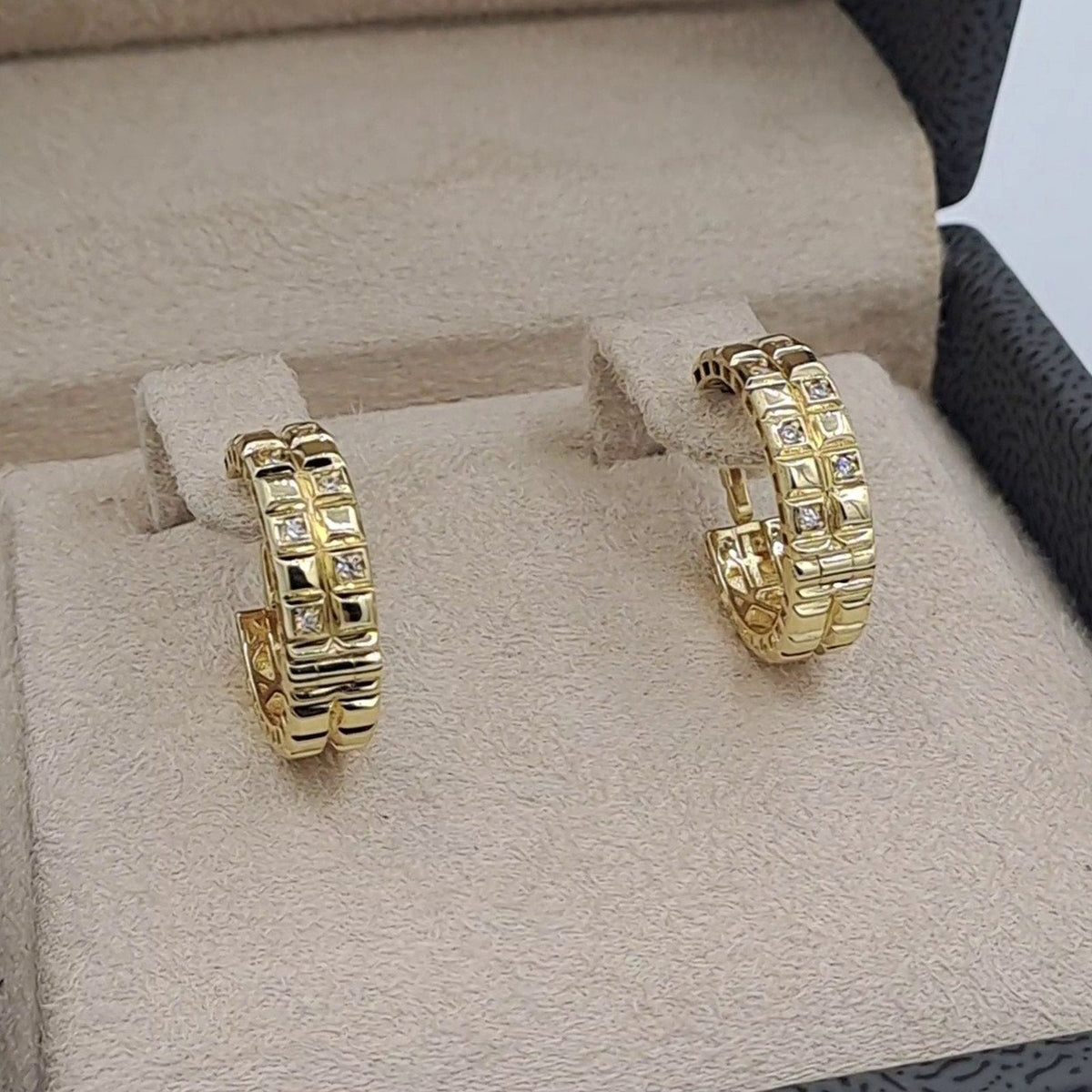 Boucles d'Oreilles Mini Créoles Or Jaune - Serties de Pierres, Motif Ajouré – or 18 carats | Tariki