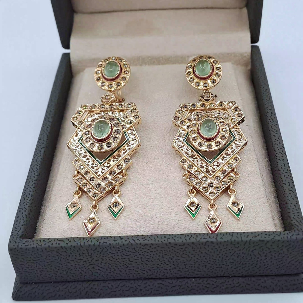 Boucles d'Oreilles Pendantes Beldi Ajourées Or Rose - Serties, Pierres Vertes, Pampilles – or 18 carats | Tariki