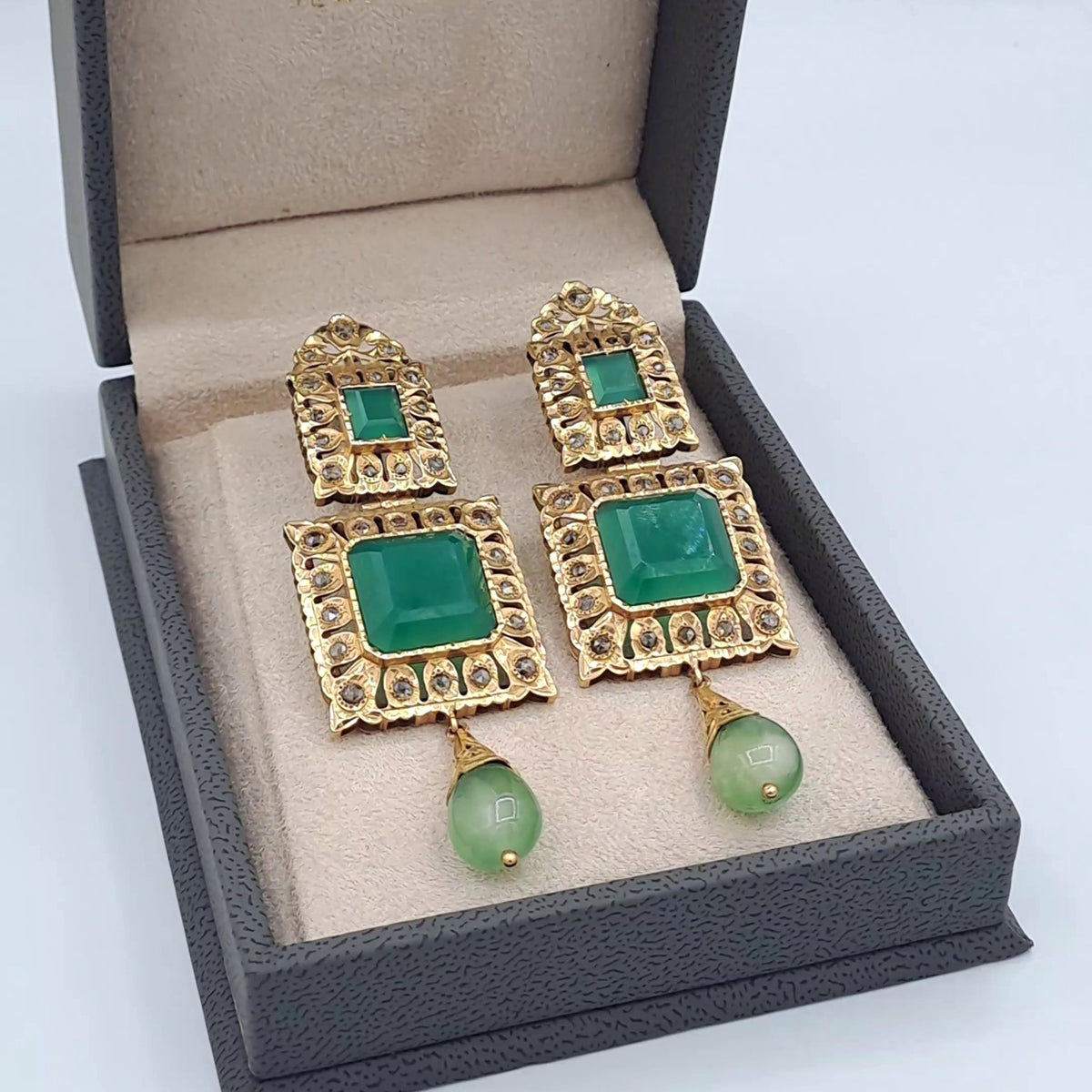 Boucles d'Oreilles Pendantes Beldi Or Jaune - Pierres Vertes Carrées, Gouttes Vertes – or 18 carats | Tariki