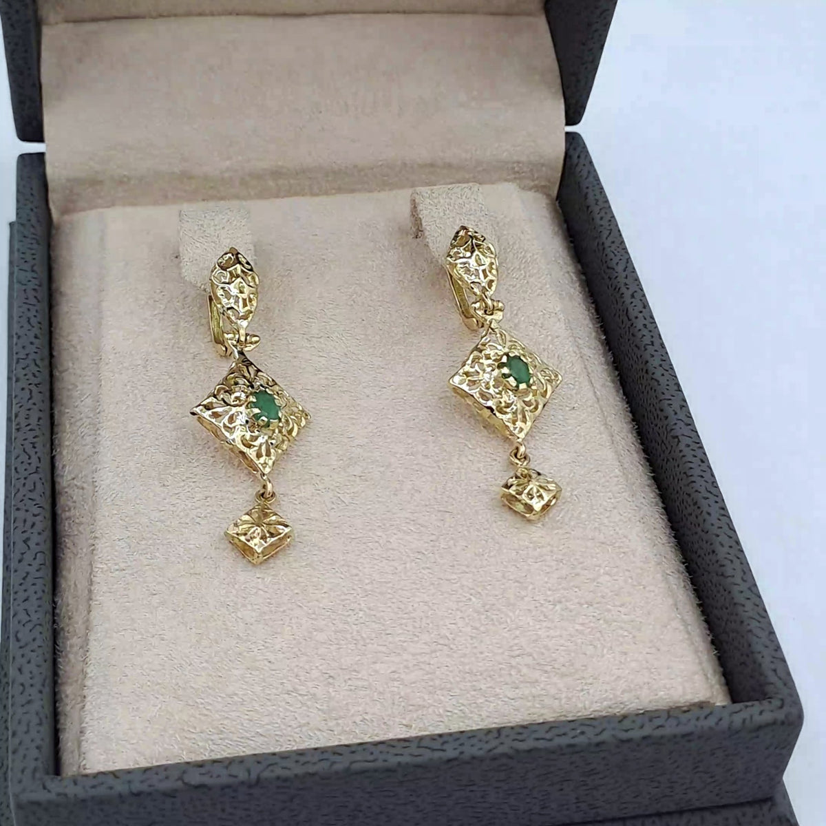 Boucles d'Oreilles Pendantes Beldi Or Jaune - Serties de Pierres, Pierre Verte – or 18 carats | Tariki
