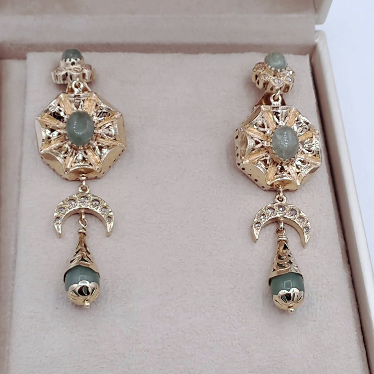 Boucles d'Oreilles Pendantes Beldi Rosaces Or Rose - Croissants et Pierres Vertes Synthétiques – or 18 carats | Tariki