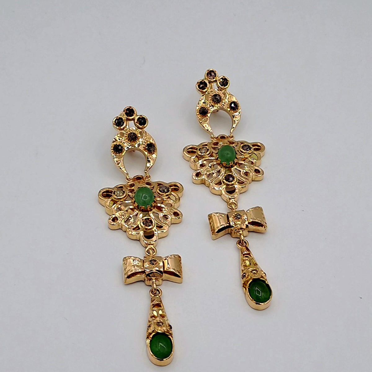Boucles d'Oreilles Pendantes Beldi Rosaces Or Rose - Serties, Nœuds et Pierres Vertes – or 18 carats | Tariki