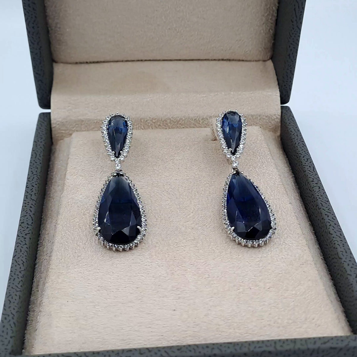 Boucles d'Oreilles Pendantes Gouttes Pierres Bleues Or Blanc - Serties – or 18 carats | Tariki