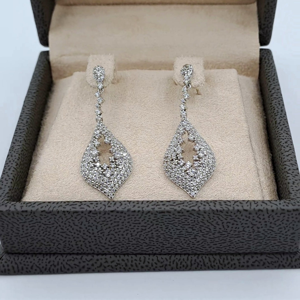 Boucles d'Oreilles Pendantes Or Blanc - Gouttes Ajourées Pavées – or 18 carats | Tariki