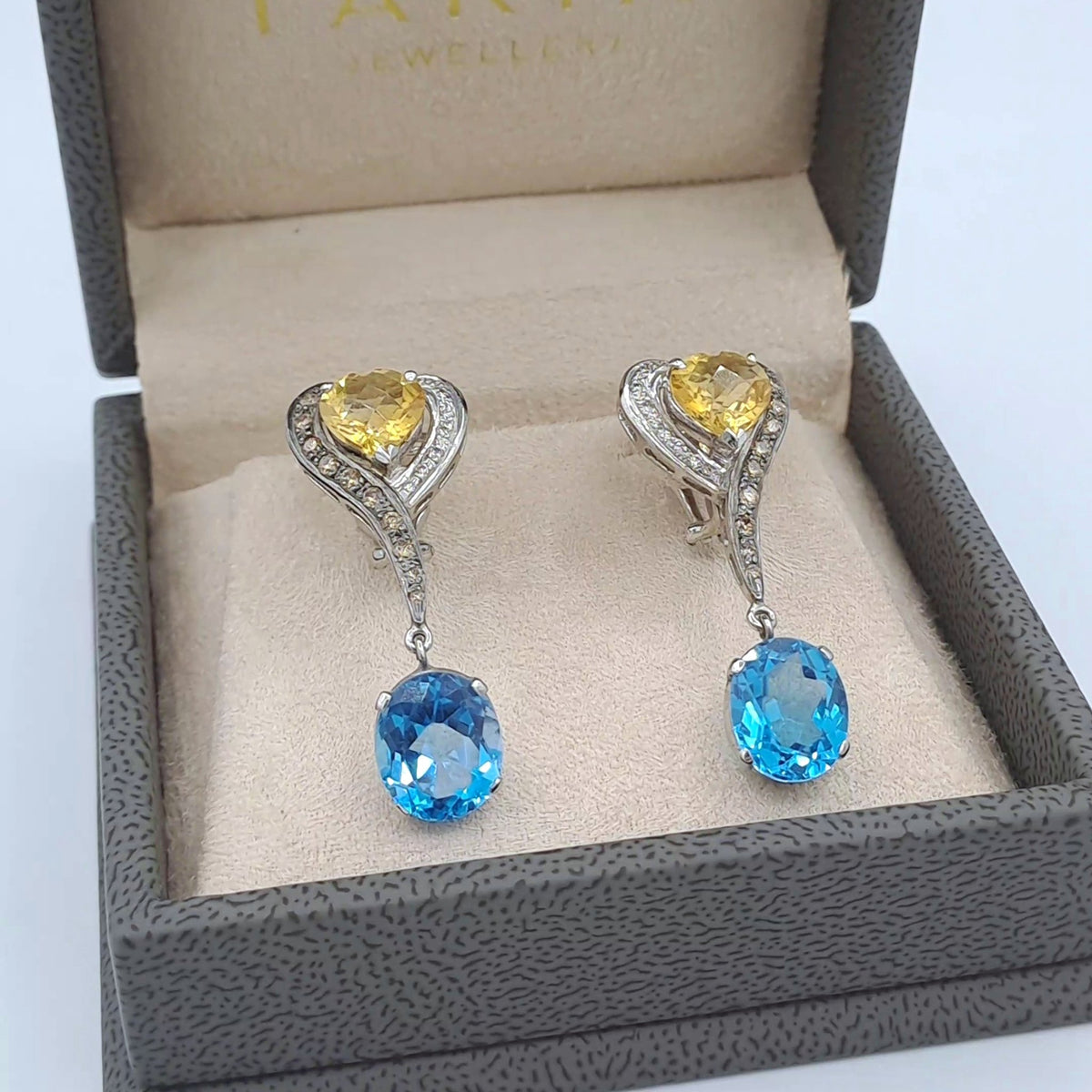 Boucles d'Oreilles Pendantes Or Blanc - Pierres Jaunes et Topazes Bleues, Serties – or 18 carats | Tariki