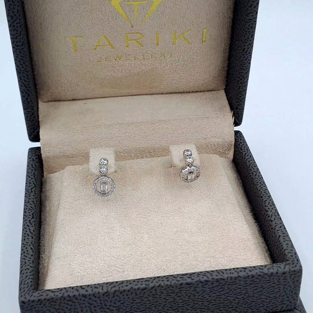 Boucles d'Oreilles Pendantes Or Blanc - Serties de Pierres – or 18 carats | Tariki