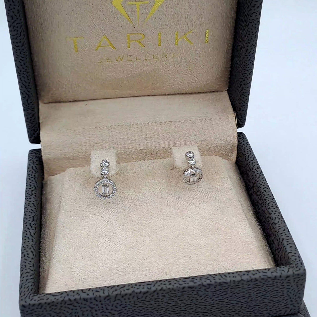 Boucles d'Oreilles Pendantes Or Blanc - Serties de Pierres – or 18 carats | Tariki