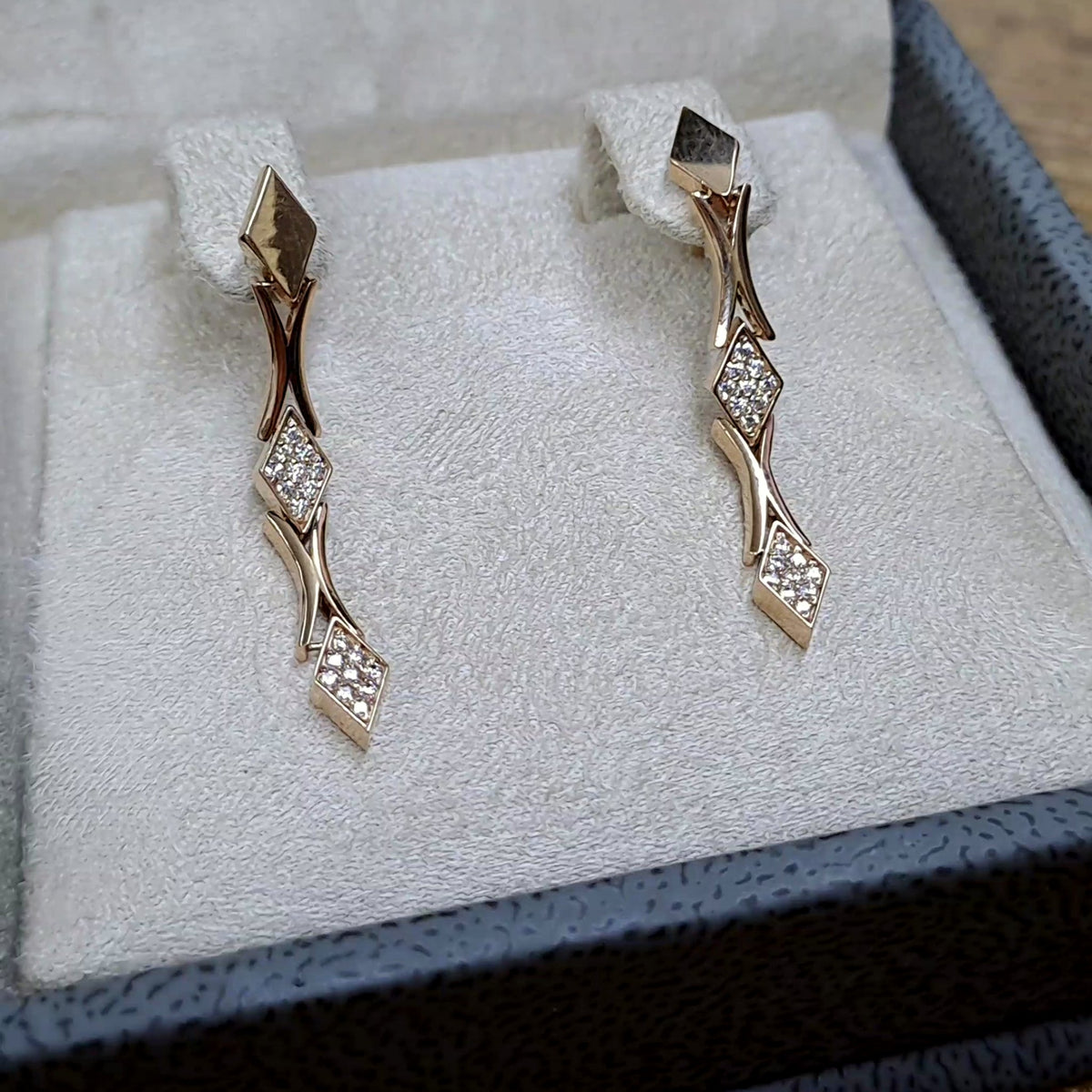 Boucles d'Oreilles Pendantes Or Rose - Branches Serties de Pierres – or 18 carats | Tariki