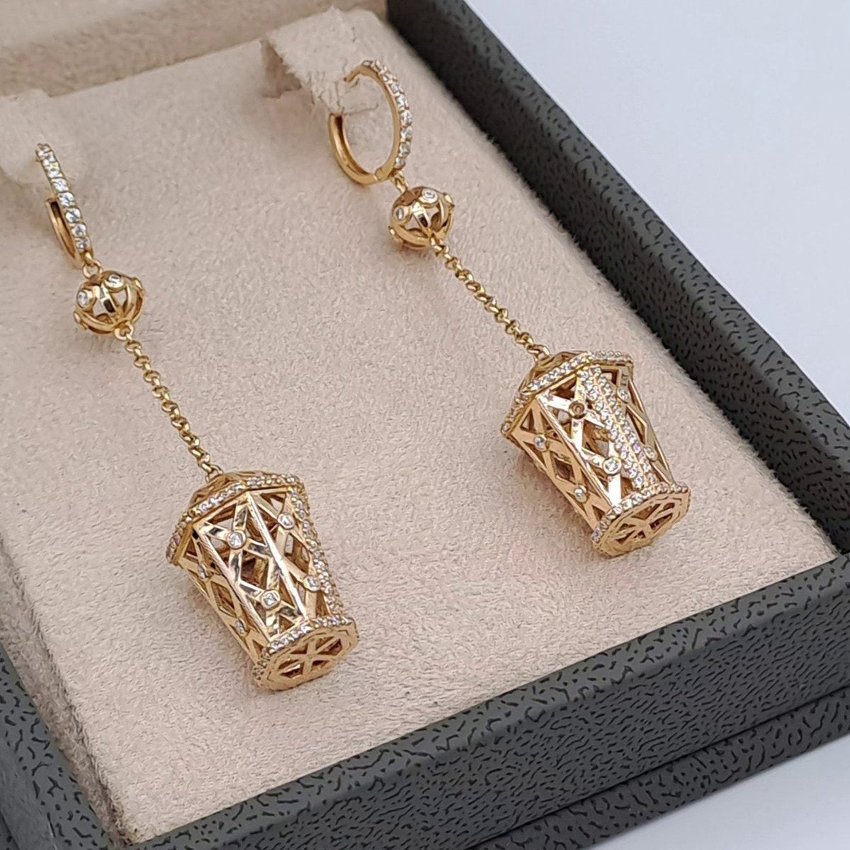 Boucles d'Oreilles Pendantes Or Rose - Lanternes Ajourées et Boules – or 18 carats | Tariki
