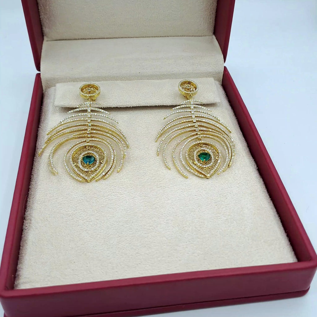 Boucles d'Oreilles Pendantes Plumes de Paon Or Jaune - Serties de Pierres, Pierres Vertes – or 18 carats | Tariki