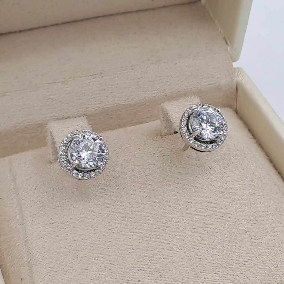 Boucles d'Oreilles Puces Halo Or Blanc - Serties – or 18 carats | Tariki