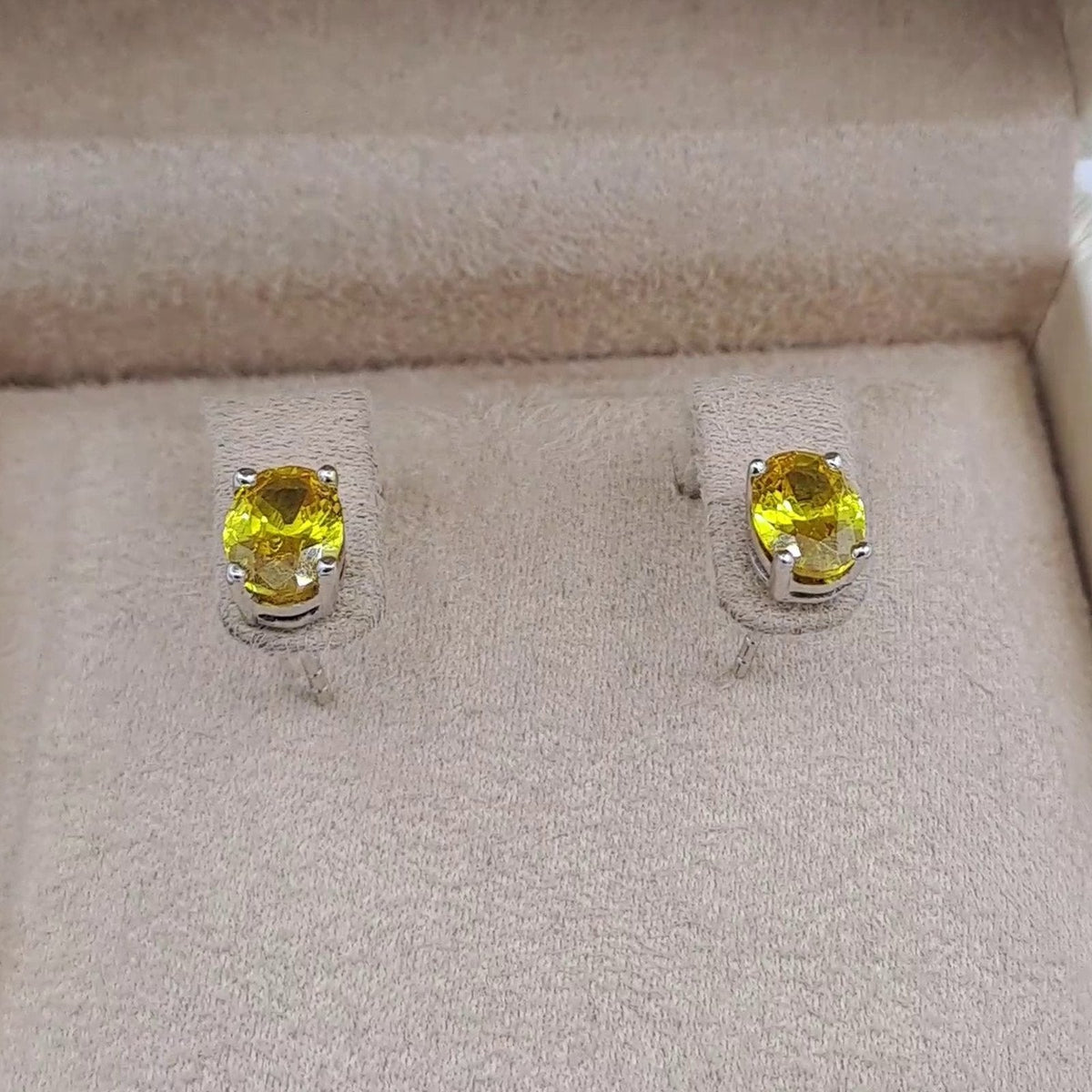 Boucles d'Oreilles Puces Or Blanc - Pierres Jaunes Serties – or 18 carats | Tariki