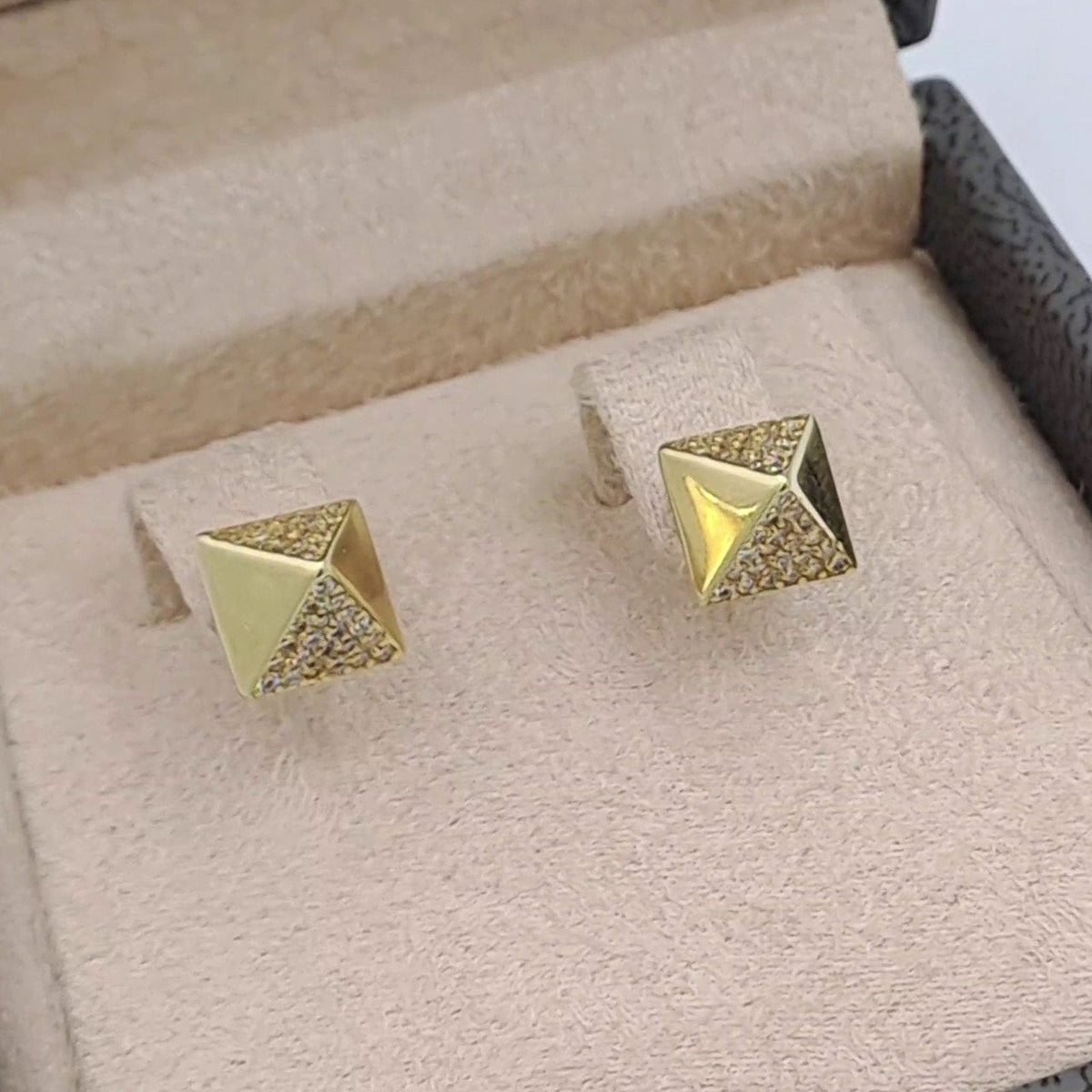 Boucles d'Oreilles Puces Pyramides Or Jaune – or 18 carats | Tariki