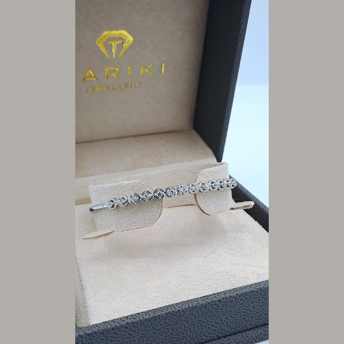 Bracelet Jonc Fin Or Blanc - Rangée de Pierres Serties – or 18 carats | Tariki