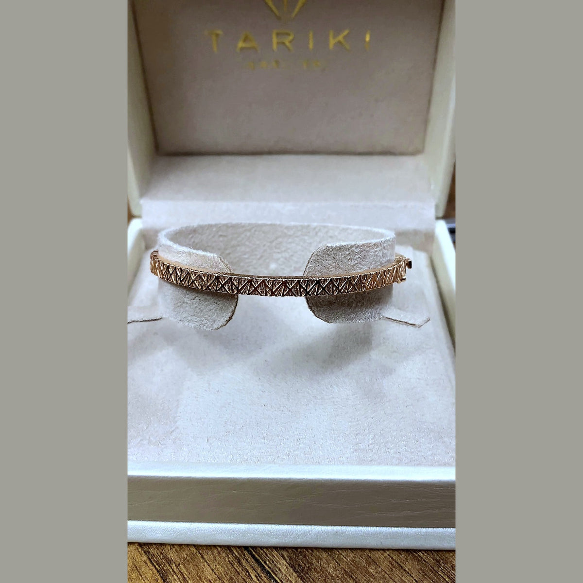 Bracelet Jonc Or Rose - Serti de Pierres, Motif Géométrique Ajouré – or 18 carats | Tariki