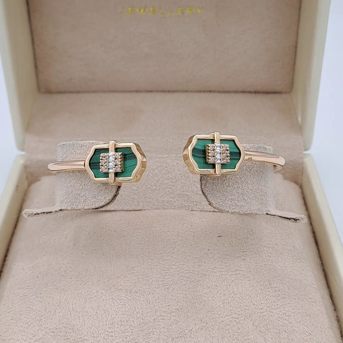 Bracelet Jonc Ouvert Or Rose - Pierres Vertes Rectangulaires Serties – or 18 carats | Tariki