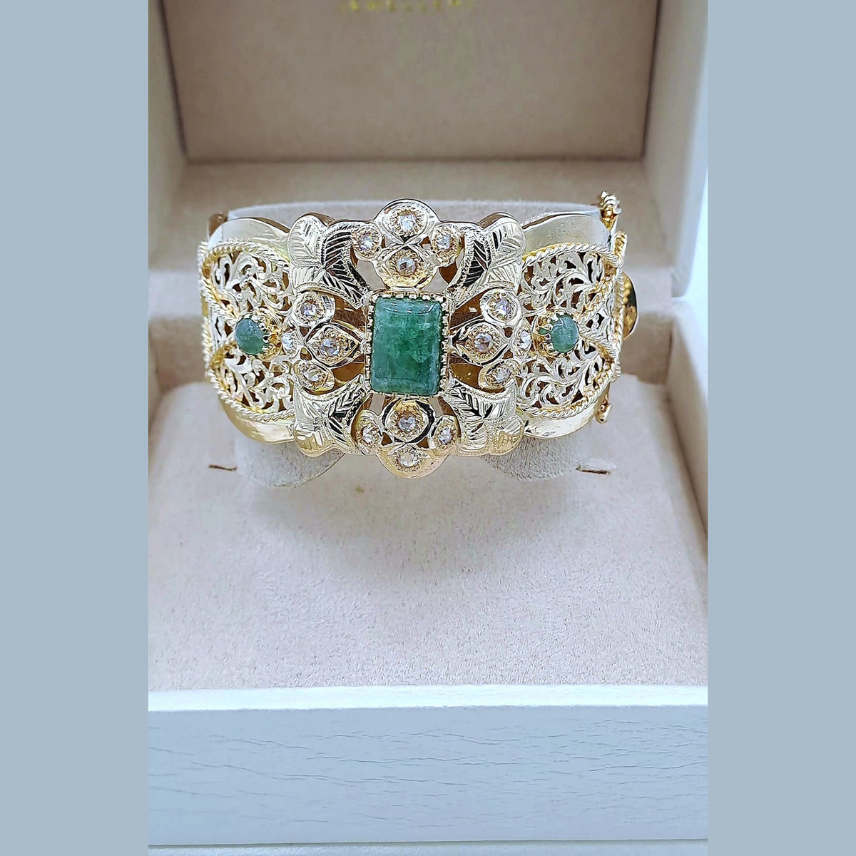 Bracelet Manchette Beldi Ajourée Or Jaune - Sertie de Pierres Vertes Synthétiques – or 18 carats | Tariki