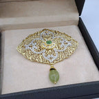 Broche Beldi Ajourée Or Jaune - Sertie de Pierres, Pierre Verte et Pampille – or 18 carats | Tariki